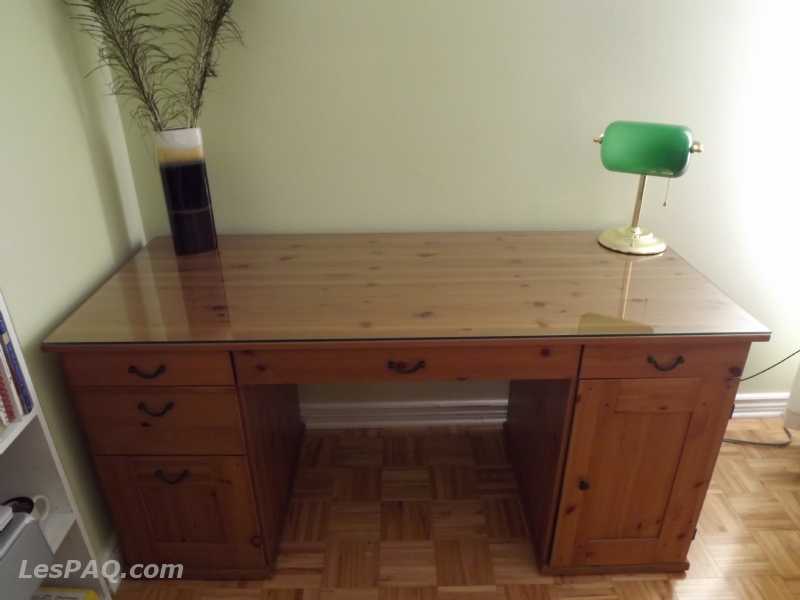 solid wood desk / bureau en bois massif