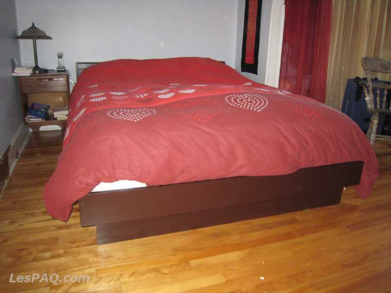 Base de lit couleur bois avec rangement
