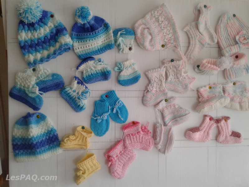 Chapeaux et chaussons pour bébé 