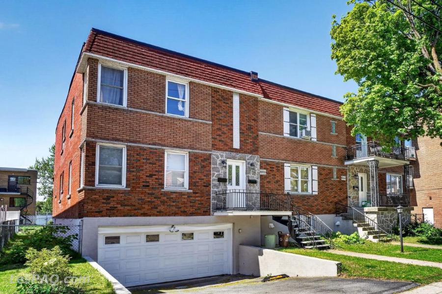 RARETÉ À AHUNTSIC  QUADRUPLEX ISOLÉ 4 GARAGES