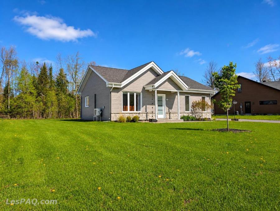 Maison sur vaste terrain, secteur paisible